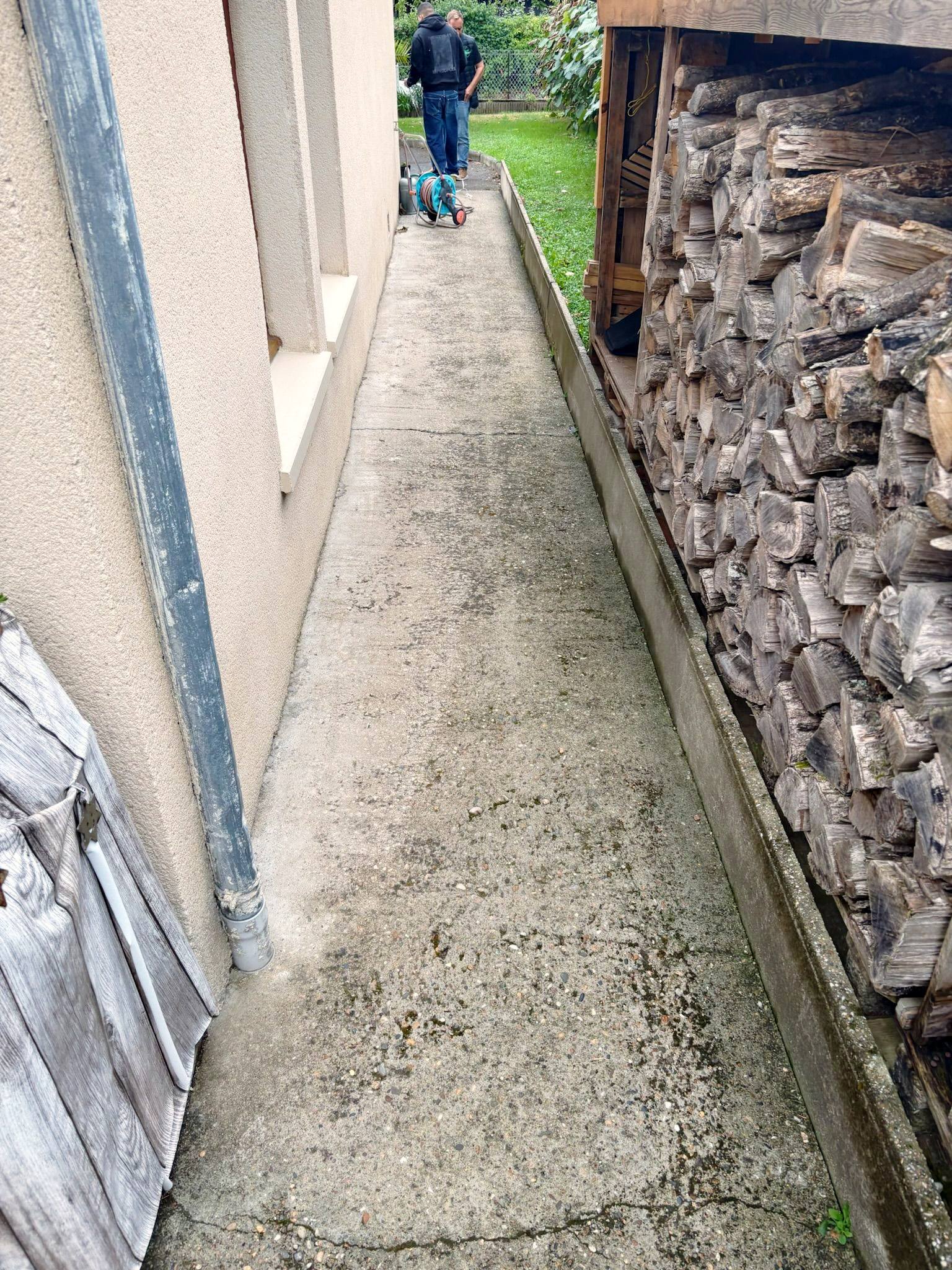 Allée en béton brut avant travaux de rénovation