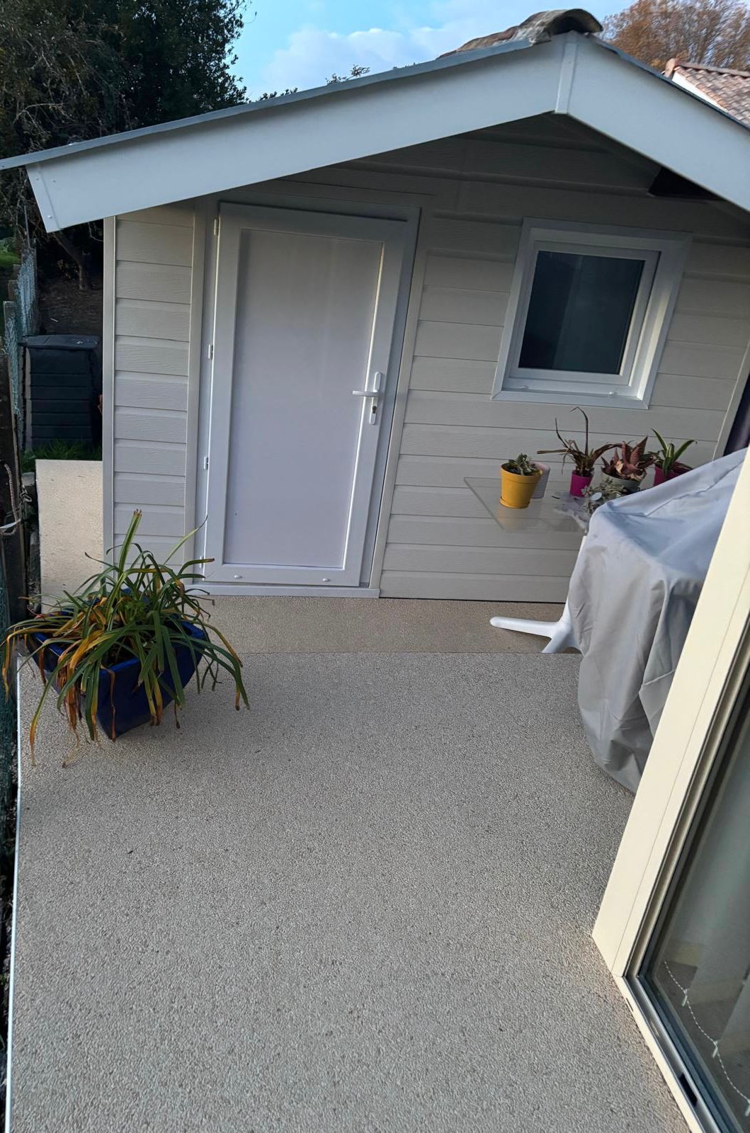 Abords en marbre et résine autour d'un studio de jardin