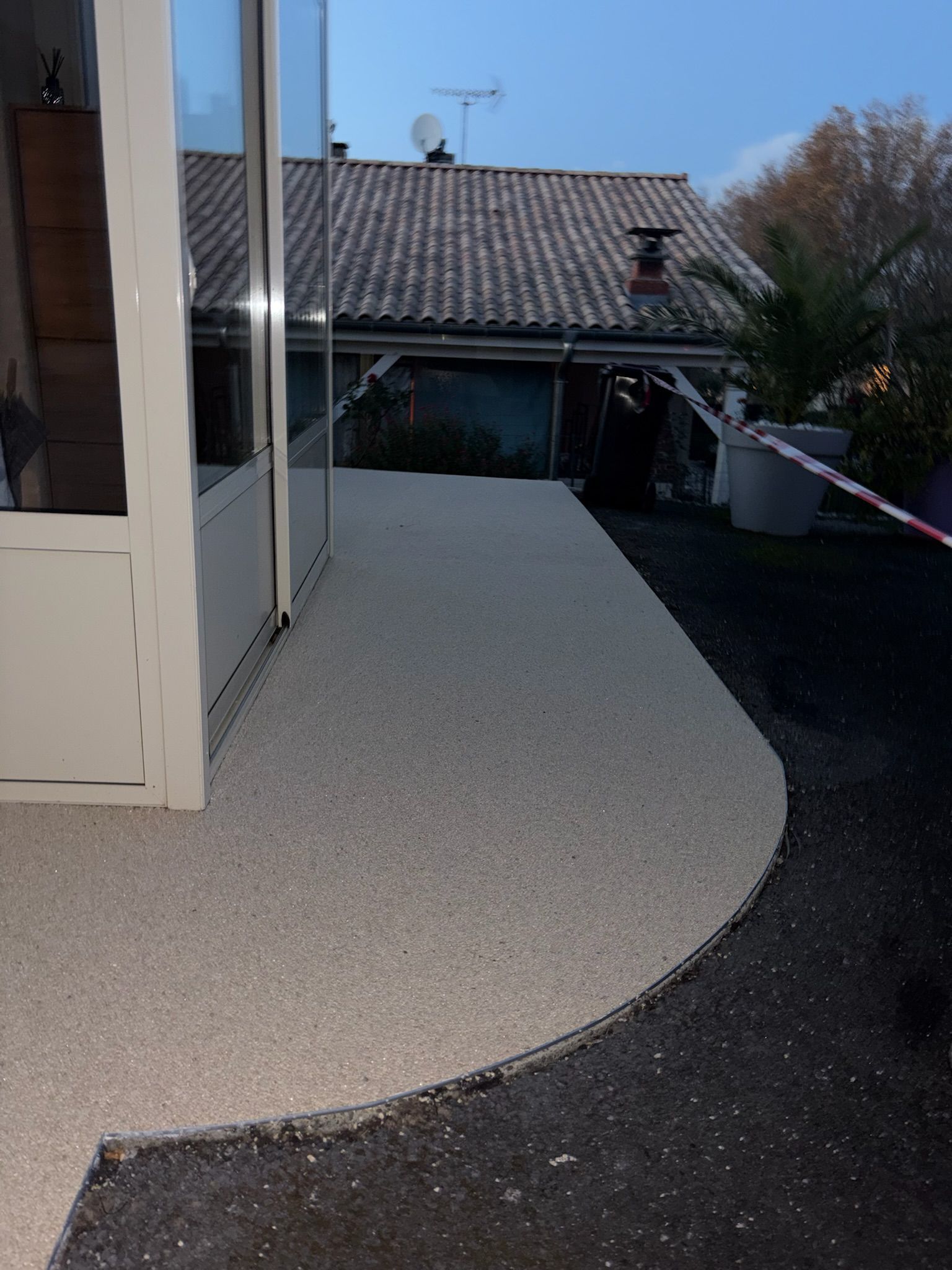 Terrasse en marbre et résine finition sable beige avec formes arrondies