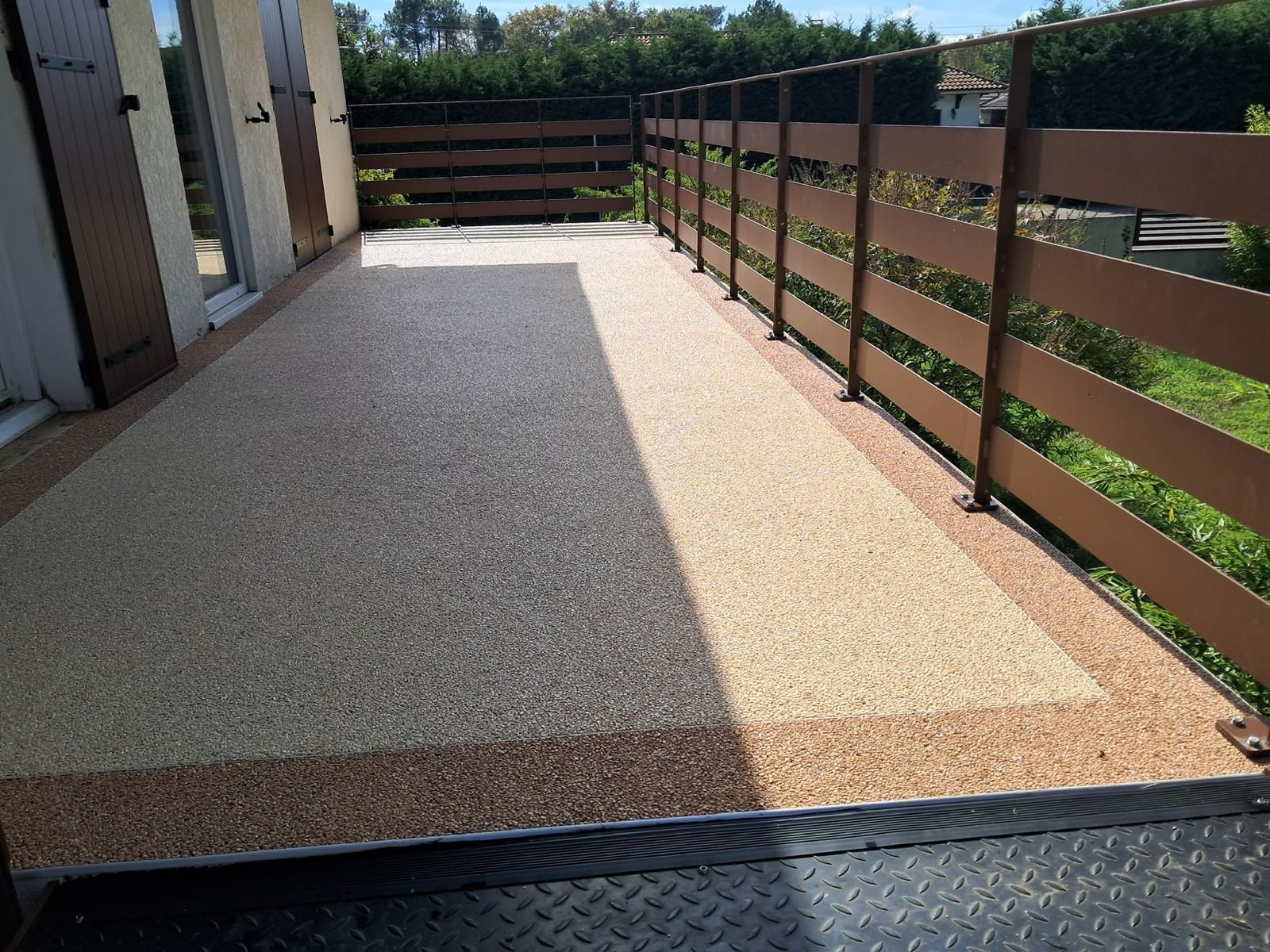 Grande terrasse bicolore en marbre avec garde-corps en verre